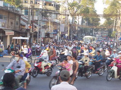 โฮจิมินห์รัฐบุรุษที่เวียดนามทั้งประเทศยกย่อง,ส่าวเวียดนามใต้สวยกว่าทุกภาคของเวียดนาม,โฮจิมินห์เมืองชุลมุน,รถติดมากที่โฮจิมินห์,เวียดนามเจริญที่สุดที่เวียดนามใต้,โรงแรมที่เวียดนามใต้,รถมากที่เวียดนาม,จราจรยุ่งเหยิงที่เวียดนามใต้,เมืองโฮจิมินห์ก็วุ้นวายไม่น้อย,ภาษาเวียดนามใต้ฟังยากกว่าทุกภาค,ภาษาเวียดนามใต้เสียงแข็งๆ,เมืองโฮจิมินห์เป็นชุมชนแออัด,มุยเน่หาดขาวโพลนมากที่เวียดนามใต้,มุยเน่-ดาลัด,ดาลัด-นาตรัง,นาตรัง-ดานัง,นาตรัง-มุยเน่,มุยเน่-โฮจิมินห์,โฮจิมินห์-หมีทอ,โฮจิมินห์-ชาวเขมร,ไปเวียดนามใต้เล่นน้ำทะเลที่วุงตาว,